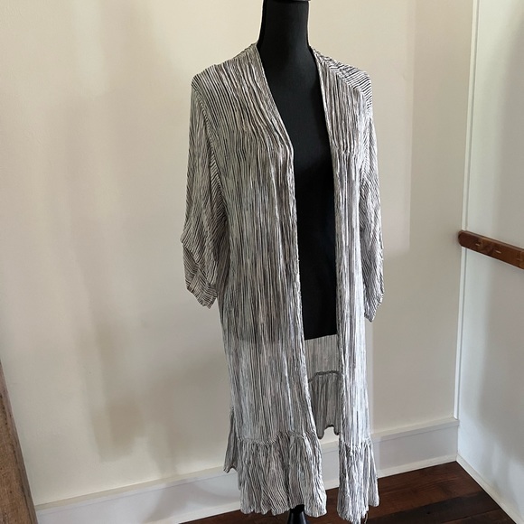 Black & white top, dresses up nice with legging or pants, great for layering - Picture 1 of 3